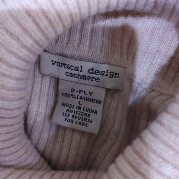 Vertical design 100% cashmere turtle neck sweater - Picture 7 of 8